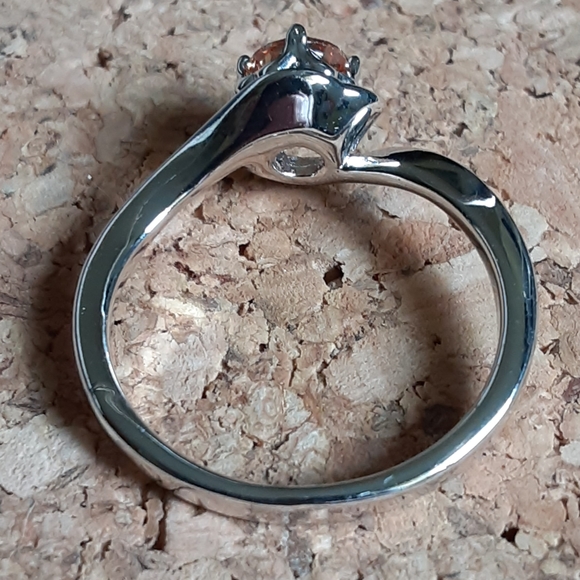 Yellow / Gold Women's Ring Size: 6 - Picture 9 of 11